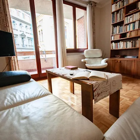 Castle Hillside Apartment *
