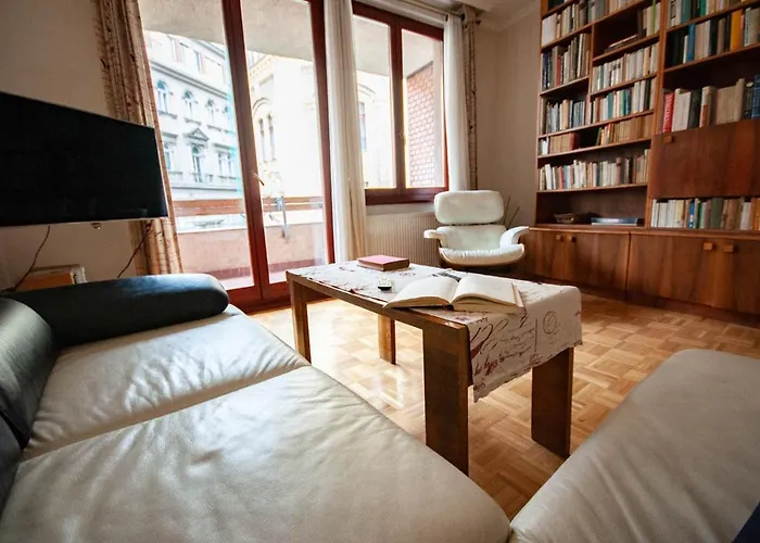 Castle Hillside Apartament *